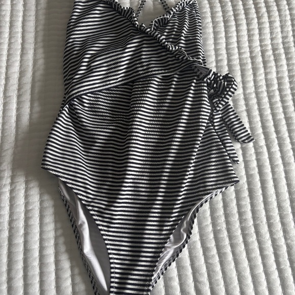 Cupshe Swimsuit - Picture 10 of 12